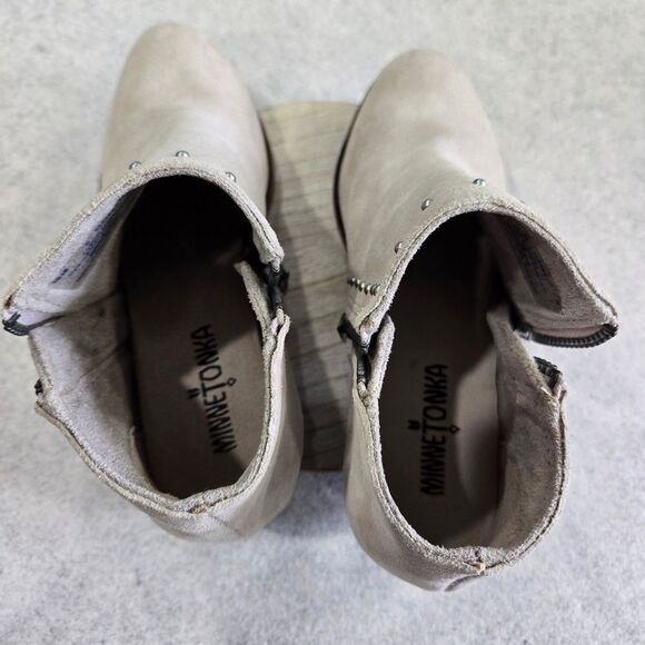 🐢 Minnetonka Suede Leather Cream Ankle Booties Riveted Size 6 - Picture 7 of 15